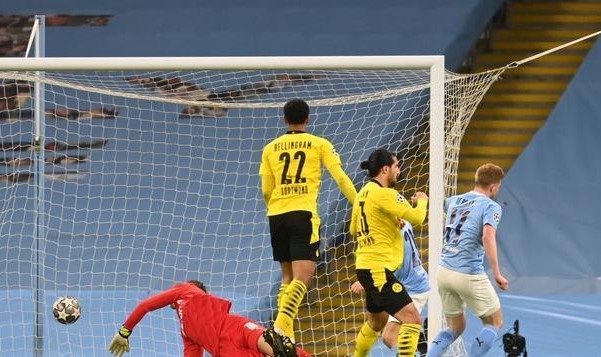  罗伊斯任意球绝杀，多特蒙德险胜保住欧冠希望  