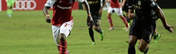  曼城铁卫头槌制胜，连续十场零封创英超新纪录  